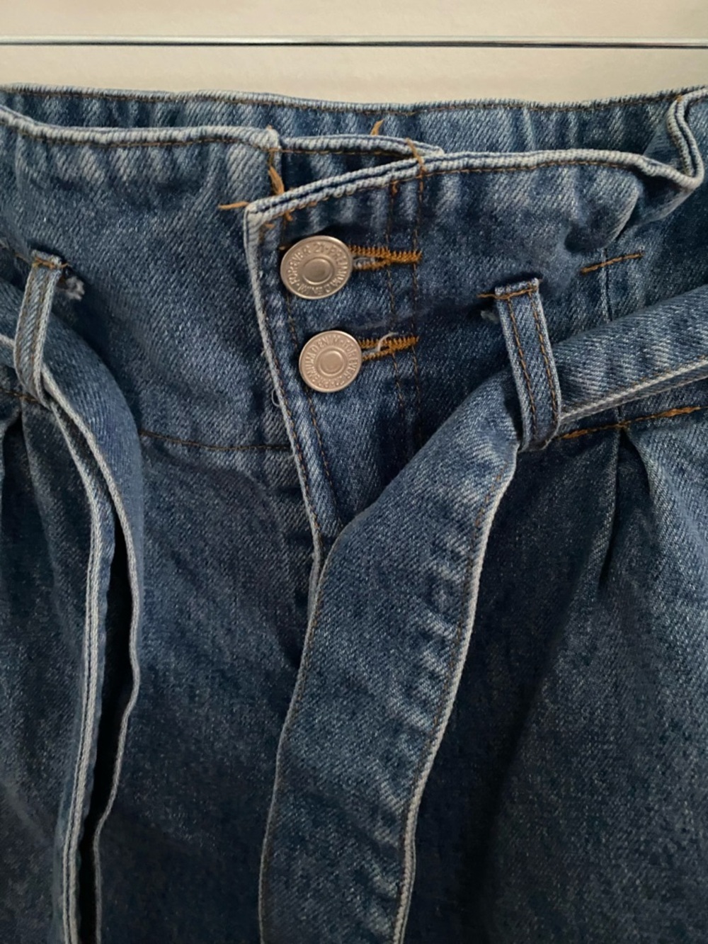 F21 High-Waist Denim Paperbag Shorts with Belt - Picture 4 of 7